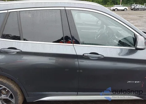 2017 BMW X1 xDrive28I из США, поврежденный, VIN WBXHT3C3XH5F77351